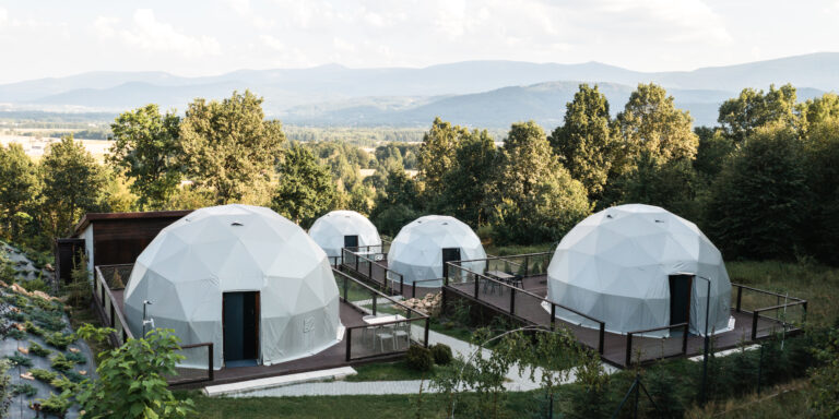 Glamping, czyli luksus w plenerze – na czym polega i dlaczego warto?