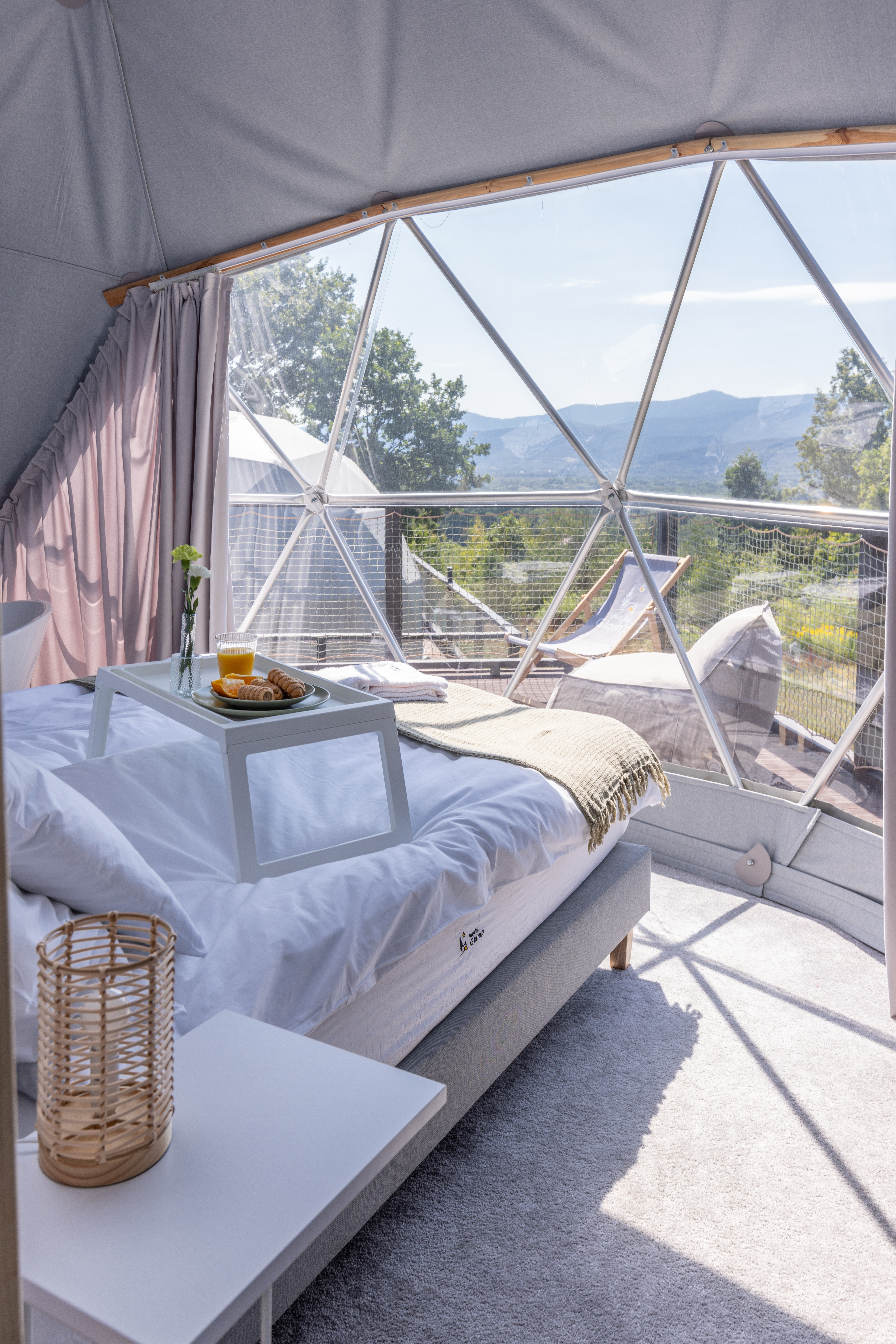 Romantyczny weekend w górach – dlaczego glamping to nowa definicja luksusu dla par?